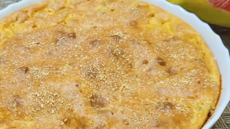 Змішую яйця, сир та зелену цибулю і готую пиріг