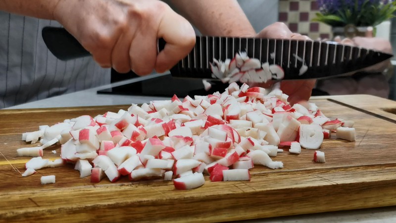 Гості люблять цей салат "Ніжний вечір", але визначити з чого не можуть