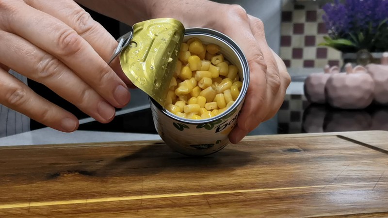 Гості люблять цей салат "Ніжний вечір", але визначити з чого не можуть