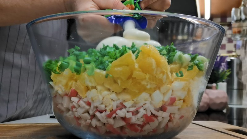 Гості люблять цей салат "Ніжний вечір", але визначити з чого не можуть