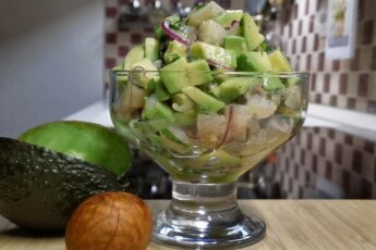 Приготування салату з оселедцем та авокадо