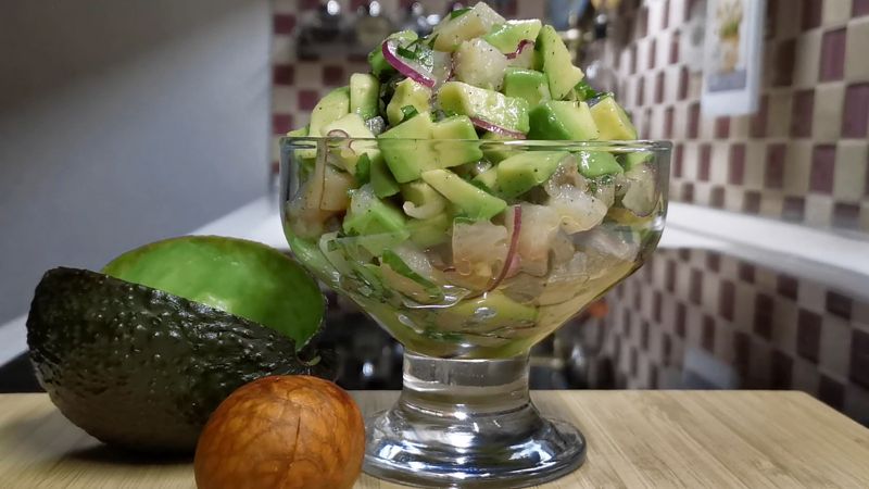 Приготування салату з оселедцем та авокадо