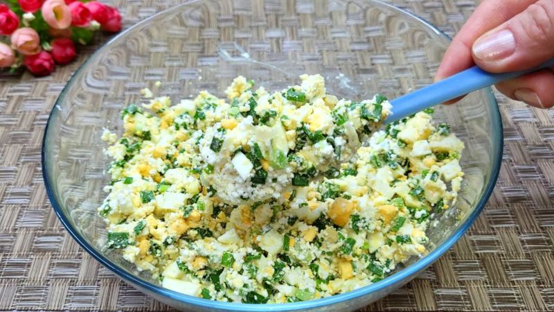 Пиріг з яйцями та зеленою цибулею