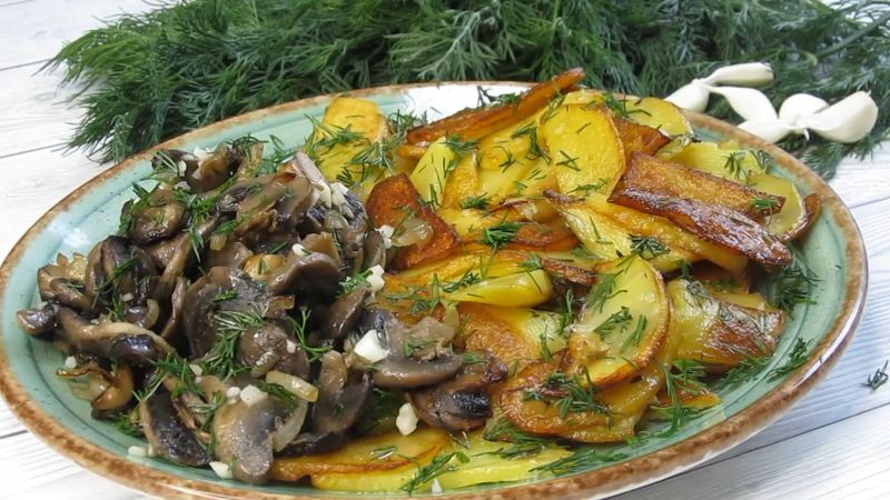 Смажена картопля з грибами