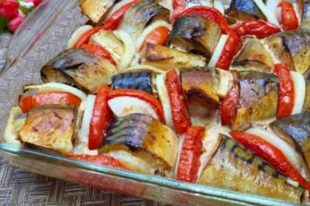 Запечена скумбрія з овочами