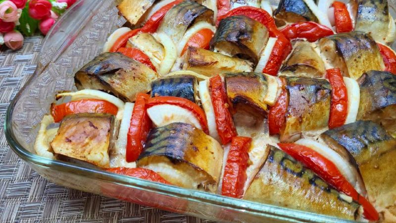 Запечена скумбрія з овочами