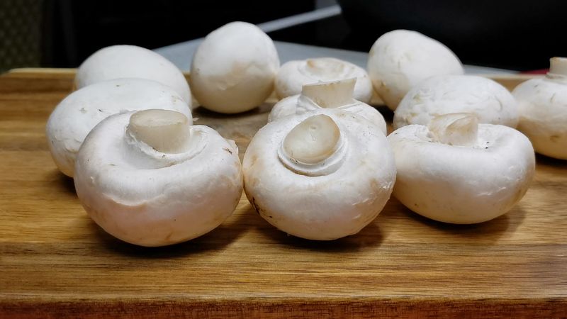 Запечені гриби під сирною шапочкою