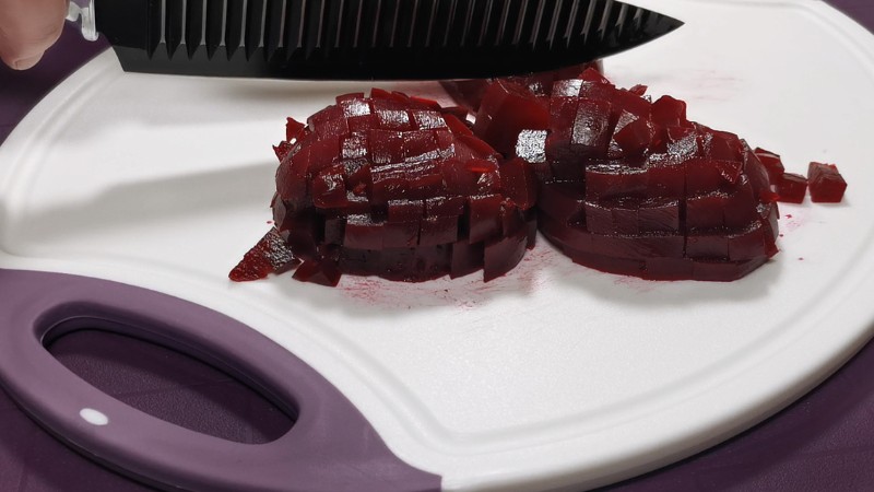 Цей салат вражає своїм складом, але який він смачний