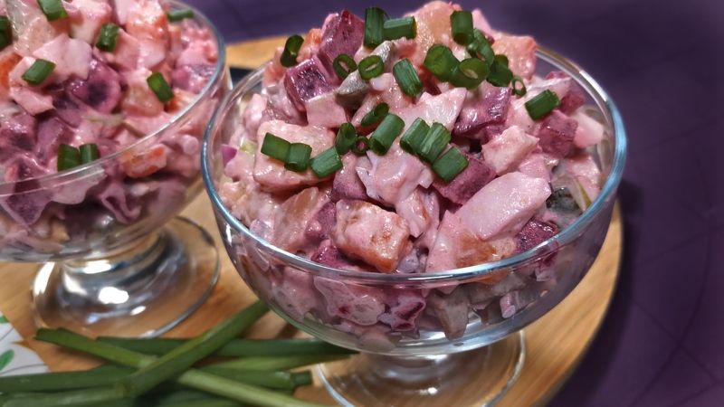 Цей салат вражає своїм складом, але який він смачний