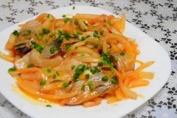 Оселедець з цибулею в пікантній заливці