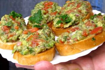 Приготування бутербродів з авокадо