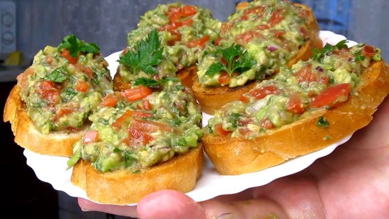 Приготування бутербродів з авокадо