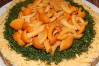 Приготування салату Веселі опеньки