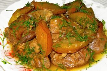 Запечена печінка з яблуками