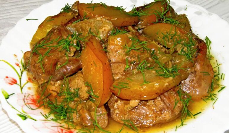 Запечена печінка з яблуками