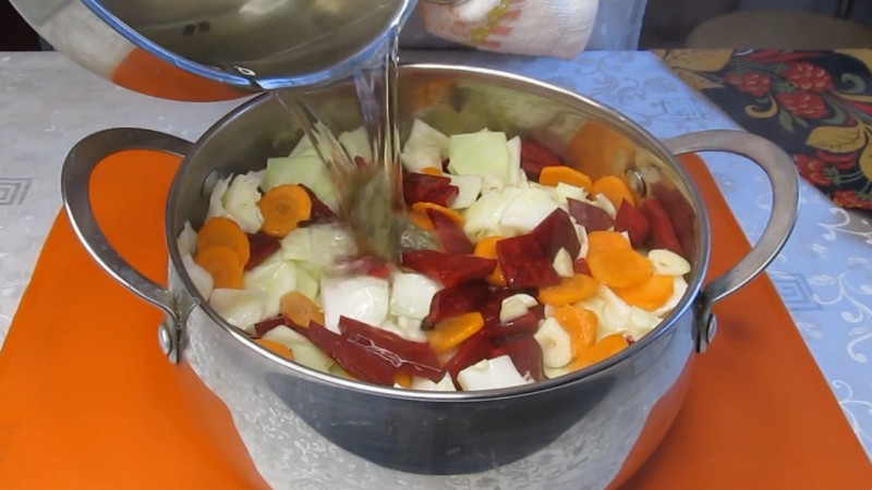 Хрумка, кисленька і смачна маринована капуста