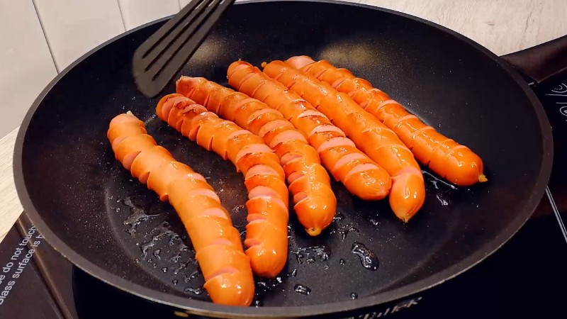 Обсмажені в олії сосиски в капустяному млинці. Улюблений сніданок