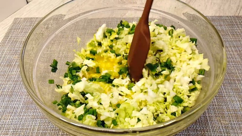 Обсмажені в олії сосиски в капустяному млинці. Улюблений сніданок