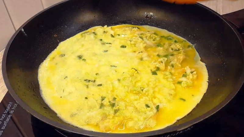 Обсмажені в олії сосиски в капустяному млинці. Улюблений сніданок