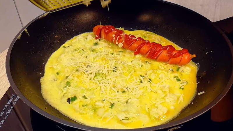 Обсмажені в олії сосиски в капустяному млинці. Улюблений сніданок