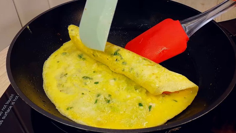 Обсмажені в олії сосиски в капустяному млинці. Улюблений сніданок