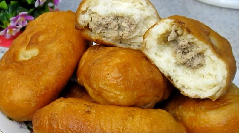 Приготування пиріжків з м'ясною начинкою