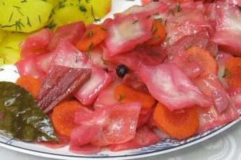 Маринована капуста з буряком