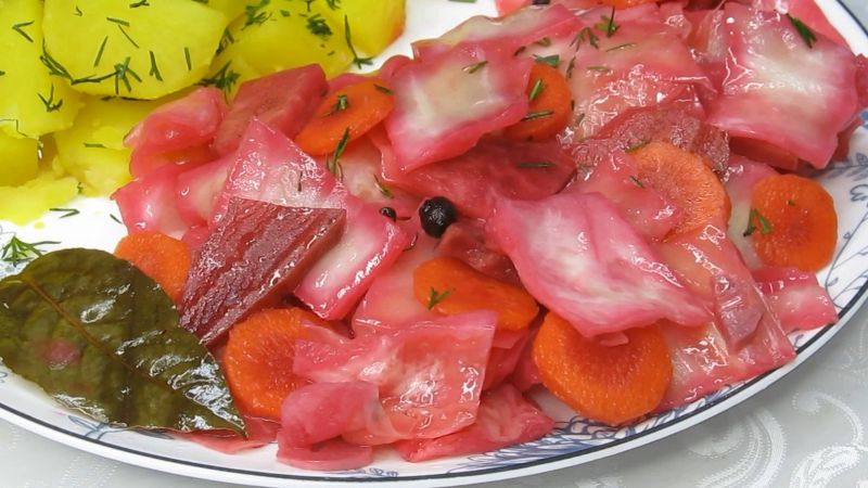 Маринована капуста з буряком
