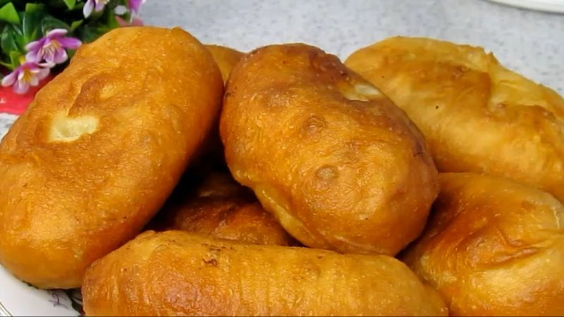 Приготування пиріжків з м'ясною начинкою