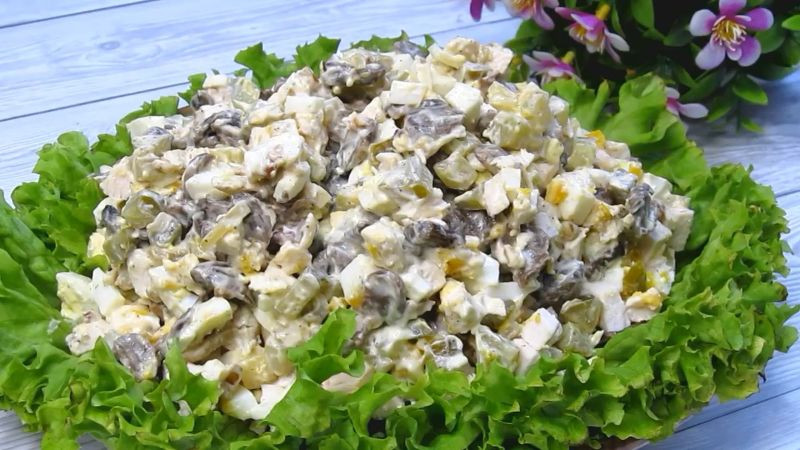 Салат з курячою грудкою