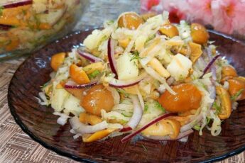 Салат з квашеної капусти і грибів