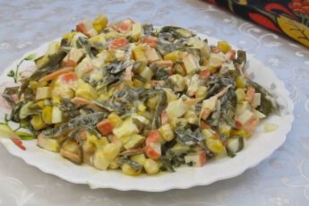 Салат з морською капустою і крабовими паличками