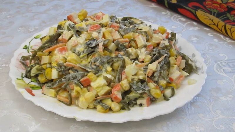 Салат з морською капустою і крабовими паличками