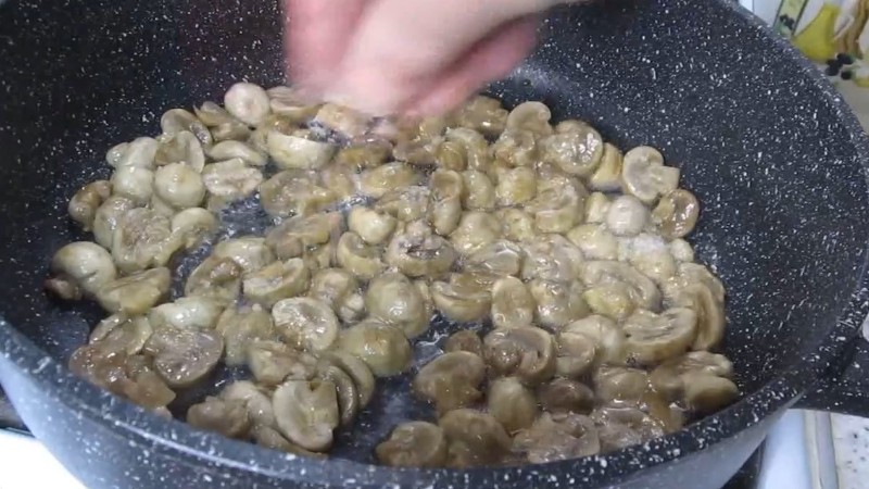 Пісна тушкована капуста, надзвичайно смачна. Те, що я до неї додала, зробило її особливою