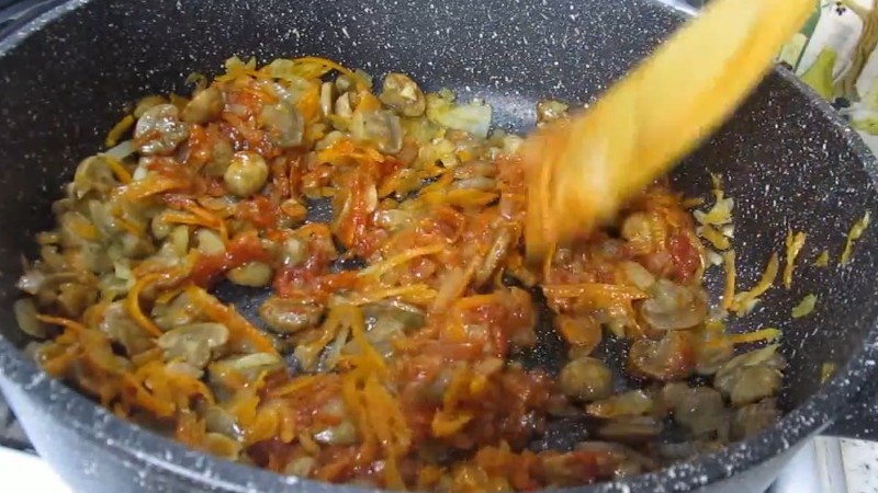 Пісна тушкована капуста, надзвичайно смачна. Те, що я до неї додала, зробило її особливою