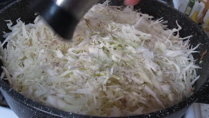 Пісна тушкована капуста, надзвичайно смачна. Те, що я до неї додала, зробило її особливою