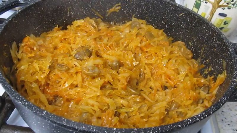 Пісна тушкована капуста, надзвичайно смачна. Те, що я до неї додала, зробило її особливою